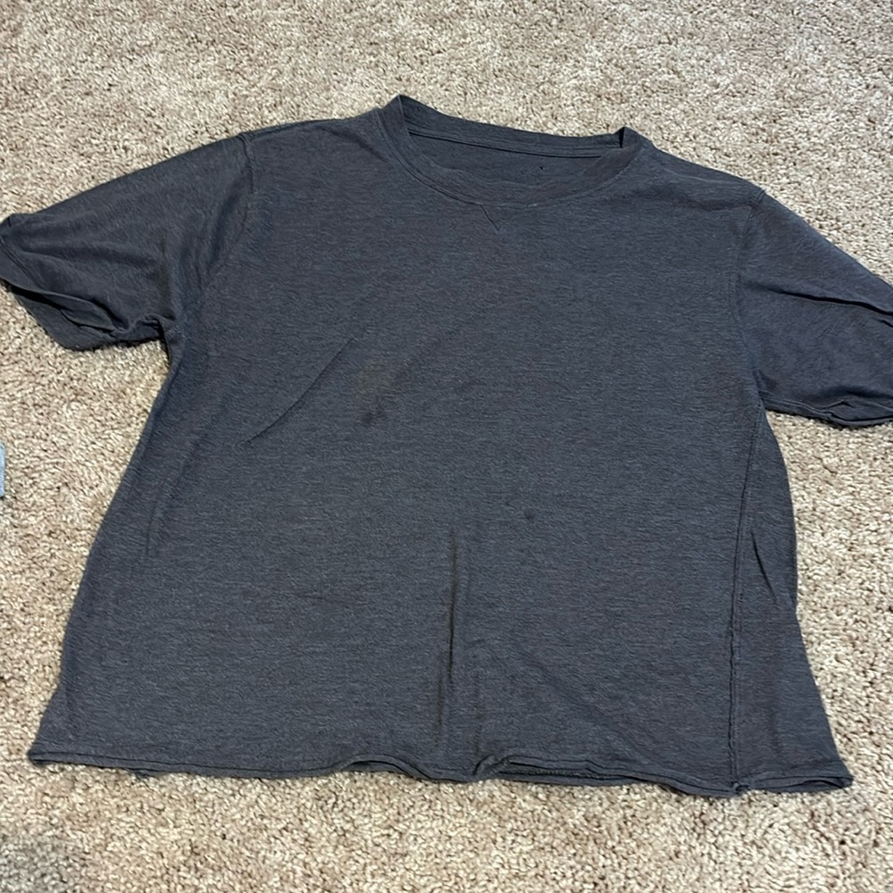 dark grey cropped tee